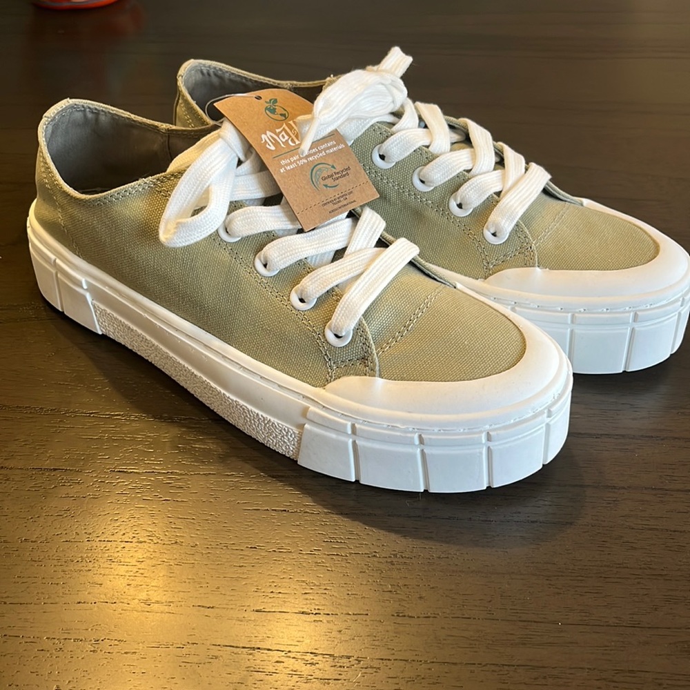 NWT Mad Love Women’s Fran Sneakers